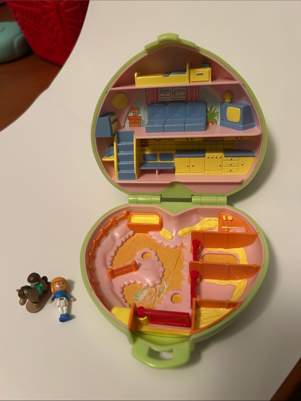 1989 Polly Pocket Heart Shaped Compact Horse Stables with figurines